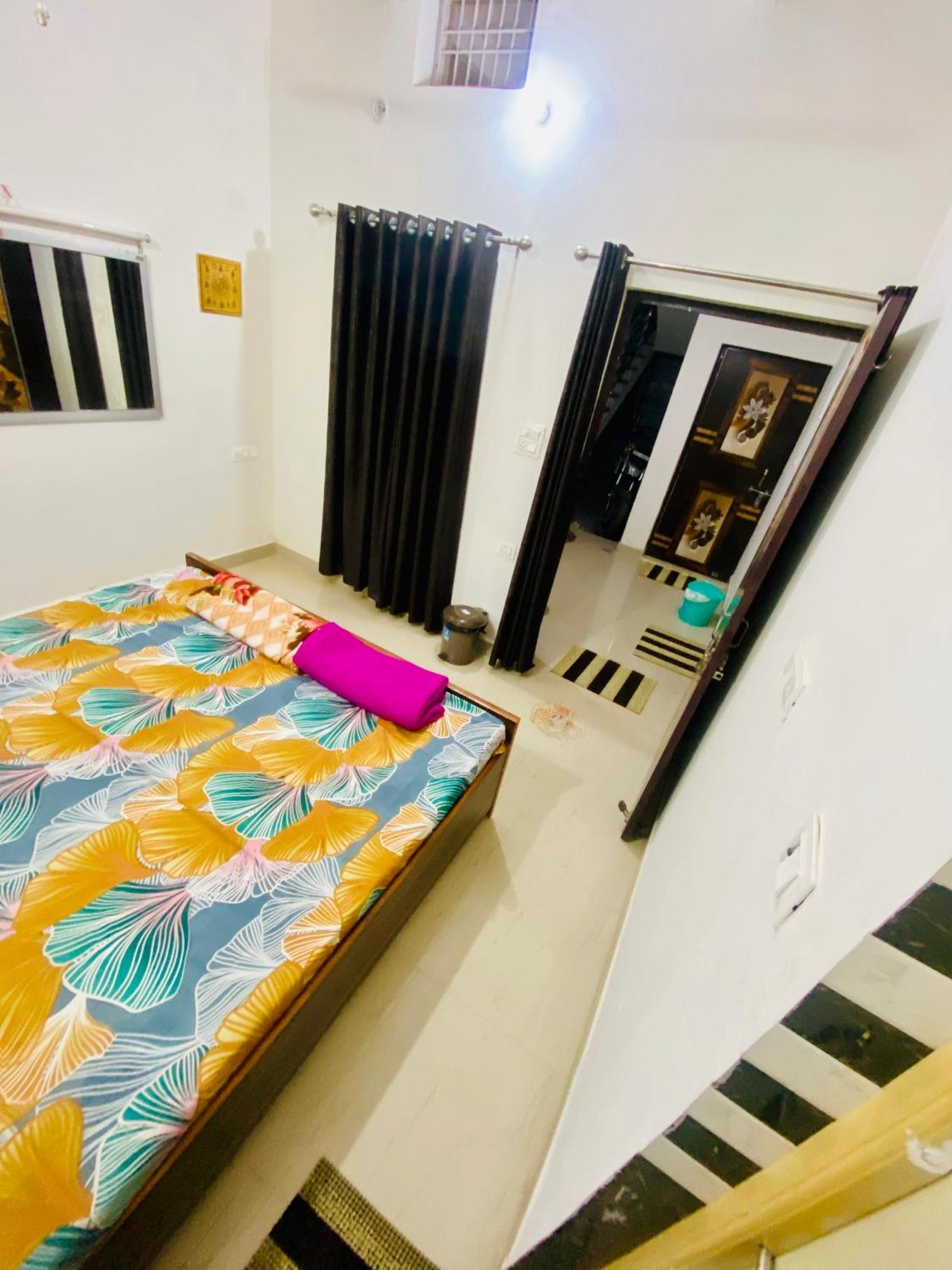Nirupam Sadan Homestay Vrindāvan Exterior foto